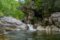 Cachoeira do rio de Linville que flui na mola imagens de stock Cachoeira do rio de Linville que flui na mola imagens de stock