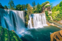 Cachoeiras na cidade Jajce, Bósnia e Herzegovina imagem de stock royalty free Cachoeiras na cidade Jajce, Bósnia e Herzegovina imagem de stock royalty free