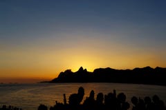 Cactus de montagne de coucher du soleil de fond, Rio de Janeiro photos libres de droits Cactus de montagne de coucher du soleil de fond, Rio de Janeiro photos libres de droits