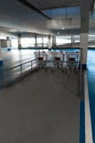 Caddies pour prendre - l'espace vide libre de parking en parking multi d'histoire de centre commercial photos libres de droits Caddies pour prendre - l'espace vide libre de parking en parking multi d'histoire de centre commercial photos libres de droits