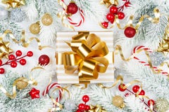 Cadeau d'or ou boîte actuelle, arbre de sapin neigeux et décorations de Noël sur la vue supérieure en bois blanche de table Confi photographie stock libre de droits Cadeau d'or ou boîte actuelle, arbre de sapin neigeux et décorations de Noël sur la vue supérieure en bois blanche de table Confi photographie stock libre de droits