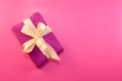 Cadeau enveloppé et décoré d'un arc léger sur un fond rose avec l'espace de copie Configuration plate, vue supérieure Copiez l'es photos libres de droits Cadeau enveloppé et décoré d'un arc léger sur un fond rose avec l'espace de copie Configuration plate, vue supérieure Copiez l'es photos libres de droits