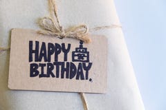 Cadeau fait main avec la carte de joyeux anniversaire, congratulati de célébration photographie stock Cadeau fait main avec la carte de joyeux anniversaire, congratulati de célébration photographie stock