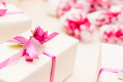 Cadeaux de mariage enveloppés images libres de droits Cadeaux de mariage enveloppés images libres de droits