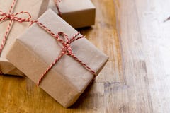 Cadeaux de Noël de métier sur le fond en bois image stock Cadeaux de Noël de métier sur le fond en bois image stock