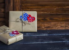 Cadeaux de Saint-Valentin en papier d'emballage, coeurs de papier sur la surface en bois photographie stock libre de droits Cadeaux de Saint-Valentin en papier d'emballage, coeurs de papier sur la surface en bois photographie stock libre de droits