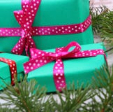Cadeaux enveloppés pour Noël et branches impeccables sur la vieille planche Photographie stock libre de droits Cadeaux enveloppés pour Noël et branches impeccables sur la vieille planche Photographie stock libre de droits
