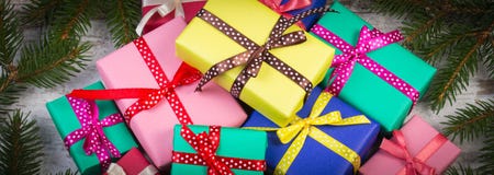 Cadeaux enveloppés pour Noël ou toute autre célébration avec le cadre des branches impeccables Images stock Cadeaux enveloppés pour Noël ou toute autre célébration avec le cadre des branches impeccables Images stock