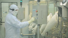 Cadena de producción farmacéutica trabajador en el trabajo Ampollas de elevación del brazo robótico en la línea de envasado en fá foto de archivo libre de regalías Cadena de producción farmacéutica trabajador en el trabajo Ampollas de elevación del brazo robótico en la línea de envasado en fá foto de archivo libre de regalías