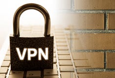 Cadenas avec l'inscription VPN avec le clavier d'ordinateur avec la sécurité d'Internet de mur de briques image stock Cadenas avec l'inscription VPN avec le clavier d'ordinateur avec la sécurité d'Internet de mur de briques image stock