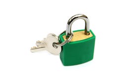 Cadenas vert, verrouillé, avec deux clés sur le fond blanc photos libres de droits Cadenas vert, verrouillé, avec deux clés sur le fond blanc photos libres de droits