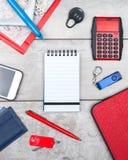 Caderno com plano e calculadora na mesa imagens de stock royalty free Caderno com plano e calculadora na mesa imagens de stock royalty free