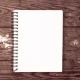 caderno liso branco para o cargo de mercado dos meios sociais com fundo de madeira foto de stock caderno liso branco para o cargo de mercado dos meios sociais com fundo de madeira foto de stock