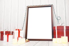 Cadre de tableau vide avec des boîte-cadeau et des chandeliers sur l'OE blanc image libre de droits Cadre de tableau vide avec des boîte-cadeau et des chandeliers sur l'OE blanc image libre de droits