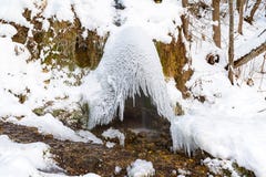 Cadute dell'arcobaleno nell'inverno, una cupola di ghiaccia l'acqua corrente, Russia immagine stock Cadute dell'arcobaleno nell'inverno, una cupola di ghiaccia l'acqua corrente, Russia immagine stock