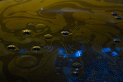 Cadute di olio Contrapponga la superficie con le piccole bolle fotografia stock libera da diritti Cadute di olio Contrapponga la superficie con le piccole bolle fotografia stock libera da diritti