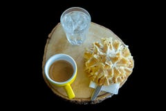 Caf? avec le cookiesfocus croustillant de fleur de lotus de casse-cro?te tha?landais s?lectif images stock Caf? avec le cookiesfocus croustillant de fleur de lotus de casse-cro?te tha?landais s?lectif images stock