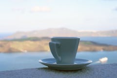 Caf? delicioso forte em um copo branco com uns pires contra o contexto do mar e de um forro de flutua??o Grande come?o ao dia fotografia de stock royalty free Caf? delicioso forte em um copo branco com uns pires contra o contexto do mar e de um forro de flutua??o Grande come?o ao dia fotografia de stock royalty free