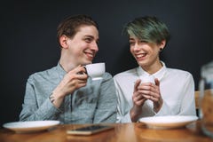 Cafeteria för parförhållandedrink som skrattar datumet royaltyfria bilder Cafeteria för parförhållandedrink som skrattar datumet royaltyfria bilder