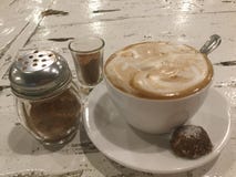 caffè, biscotto e cannella cappuccino immagini stock libere da diritti caffè, biscotto e cannella cappuccino immagini stock libere da diritti