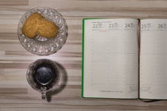 Caffè con un taccuino Richieda tempo per voi stesso fotografia stock libera da diritti Caffè con un taccuino Richieda tempo per voi stesso fotografia stock libera da diritti