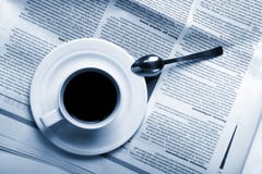 Caffè della tazza sulle notizie di affari fotografia stock Caffè della tazza sulle notizie di affari fotografia stock