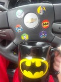 Caffè ed autoadesivi di Batman fotografie stock libere da diritti Caffè ed autoadesivi di Batman fotografie stock libere da diritti