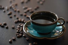 Caffè nero e chicco di caffè immagini stock Caffè nero e chicco di caffè immagini stock