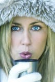 Caffè o tè bevente della giovane donna della ragazza nell'inverno immagine stock libera da diritti Caffè o tè bevente della giovane donna della ragazza nell'inverno immagine stock libera da diritti