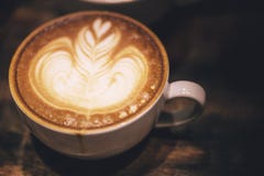 Caffè perfetto e bello di arte del Latte, del latte della bolla fotografia stock libera da diritti Caffè perfetto e bello di arte del Latte, del latte della bolla fotografia stock libera da diritti