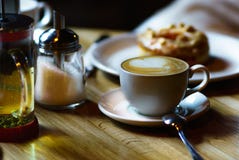 Café acolhedor do visitante, pedido um copo do cappuccino, e baunilha Donato Aprecie seu apetite imagens de stock royalty free Café acolhedor do visitante, pedido um copo do cappuccino, e baunilha Donato Aprecie seu apetite imagens de stock royalty free