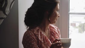 Café bebendo da menina bonita na soleira 1 video estoque Café bebendo da menina bonita na soleira 1 video estoque