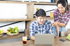 Café bebendo dos pares bonitos asiáticos novos com leite imagens de stock Café bebendo dos pares bonitos asiáticos novos com leite imagens de stock