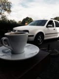 café, café branco, carro, café, VW, carro alemão, golfe 4 imagem de stock royalty free café, café branco, carro, café, VW, carro alemão, golfe 4 imagem de stock royalty free
