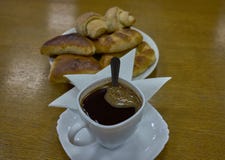 Café con Patty y los bollos con las manzanas y el queso imagen de archivo libre de regalías Café con Patty y los bollos con las manzanas y el queso imagen de archivo libre de regalías