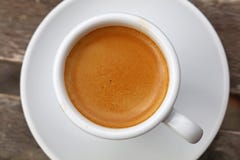 Café d'expresso dans la fin blanche de tasse vers le haut de la vue supérieure Photographie stock Café d'expresso dans la fin blanche de tasse vers le haut de la vue supérieure Photographie stock