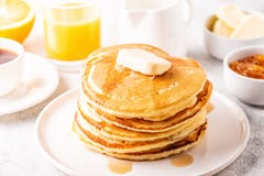 Café da manhã caseiro delicioso com panquecas imagens de stock Café da manhã caseiro delicioso com panquecas imagens de stock