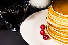 Café da manhã delicioso de panquecas cozidas frescas com leite, doce do mirtilo e o arando fresco imagens de stock royalty free Café da manhã delicioso de panquecas cozidas frescas com leite, doce do mirtilo e o arando fresco imagens de stock royalty free