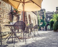 Café dans la vieille rue en Europe avec le rétro effet de vintage photos libres de droits Café dans la vieille rue en Europe avec le rétro effet de vintage photos libres de droits