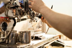 Café de brassage de barman utilisant la machine d'expresso photographie stock Café de brassage de barman utilisant la machine d'expresso photographie stock