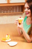 Café de consumición de la mujer y consumición de la torta deliciosa Imagenes de archivo Café de consumición de la mujer y consumición de la torta deliciosa Imagenes de archivo