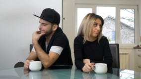 Café de consumición de los pares tristes trastornados después de una lucha que se sienta en la cocina almacen de video Café de consumición de los pares tristes trastornados después de una lucha que se sienta en la cocina almacen de video