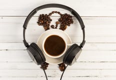 Café de la mañana y concepto de la música con los auriculares fotos de archivo libres de regalías Café de la mañana y concepto de la música con los auriculares fotos de archivo libres de regalías
