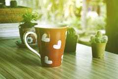 Café de matin avec le coeur en forme de coeur de café rouge photos stock Café de matin avec le coeur en forme de coeur de café rouge photos stock