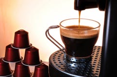 Café del café express de la porción de la máquina en una taza fotos de archivo libres de regalías Café del café express de la porción de la máquina en una taza fotos de archivo libres de regalías