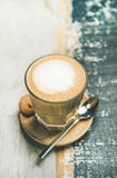 Café espumoso clássico do cappuccino no vidro sobre o fundo de madeira Imagens de Stock Café espumoso clássico do cappuccino no vidro sobre o fundo de madeira Imagens de Stock