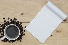 Café et carnet sur la table en bois images libres de droits Café et carnet sur la table en bois images libres de droits