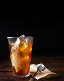 Café helado en la tabla de madera con la cuchara Imagen de archivo libre de regalías Café helado en la tabla de madera con la cuchara Imagen de archivo libre de regalías