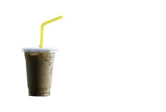 Café helado en un vidrio plástico en un fondo blanco con la trayectoria de recortes fotos de archivo libres de regalías Café helado en un vidrio plástico en un fondo blanco con la trayectoria de recortes fotos de archivo libres de regalías