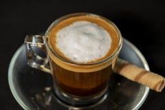 Café italien de crème avec le petit pain de gaufrette photo stock Café italien de crème avec le petit pain de gaufrette photo stock